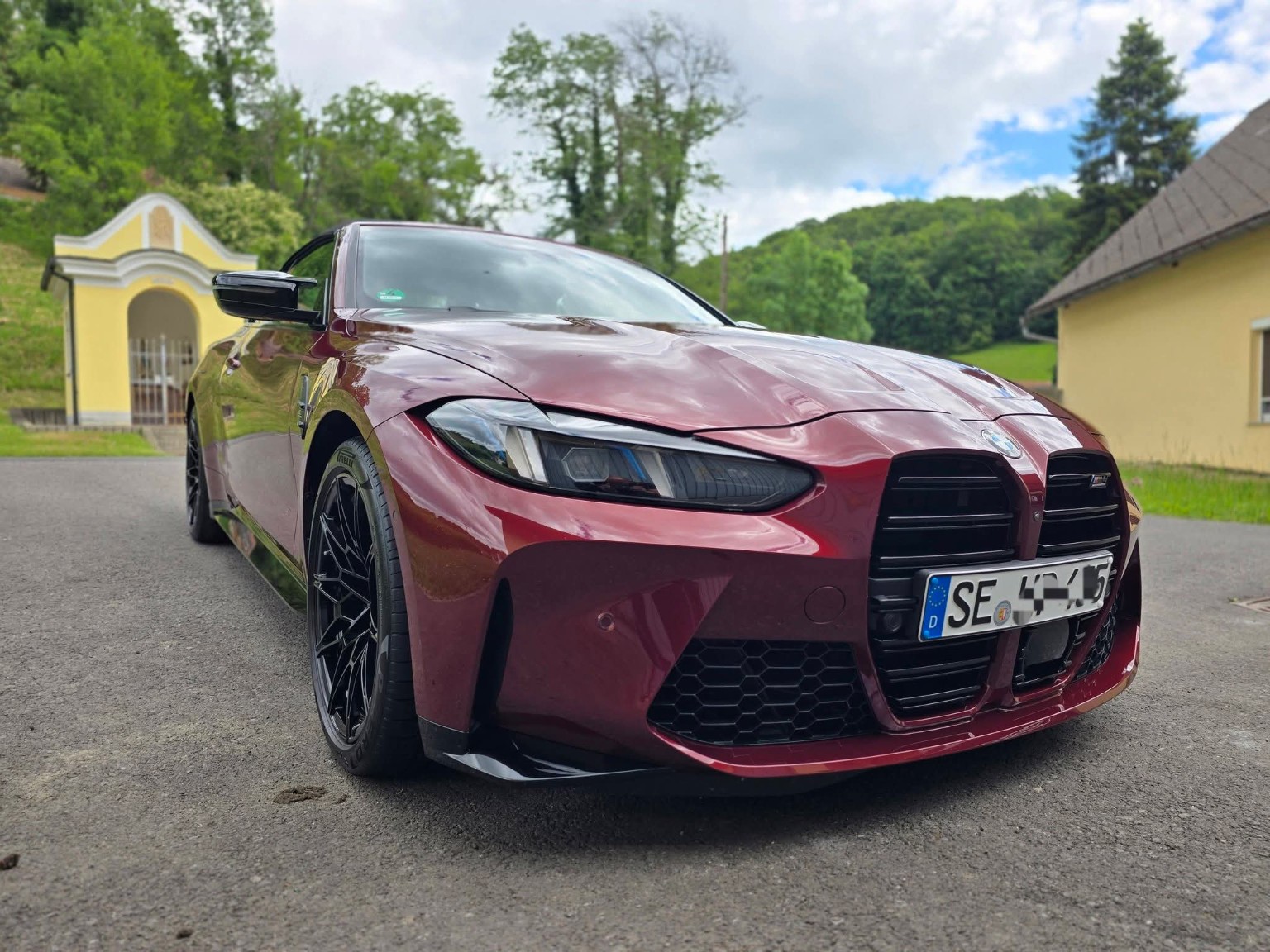 Rotes Fahrzeug nach Fahrzeugaufbereitung in Laritzgraben