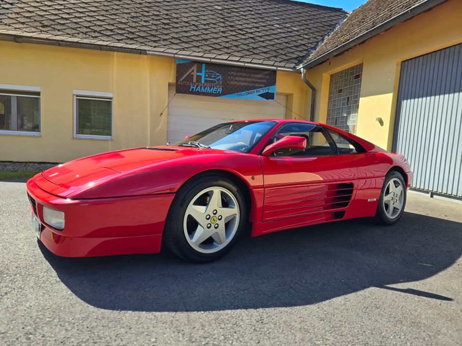 Roter Ferrari nach Politur bei Autoaufbereitung Hammer