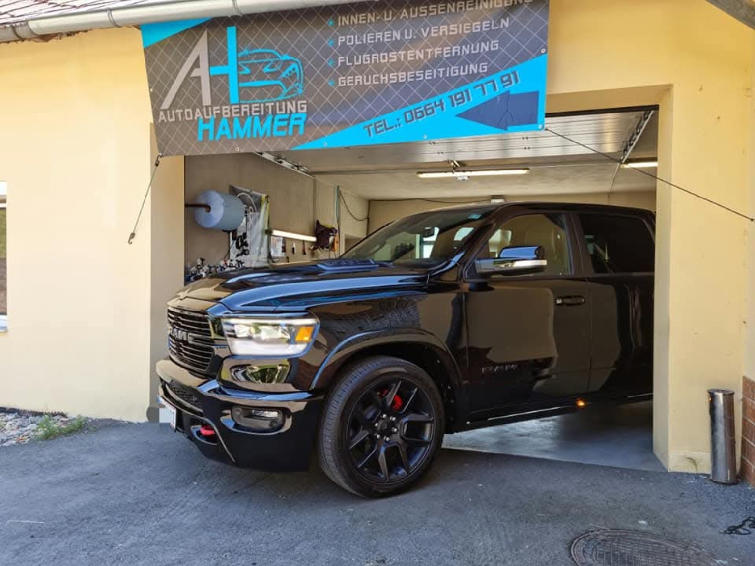 Schwarzer Pickup bei Autoaufbereitung Hammer